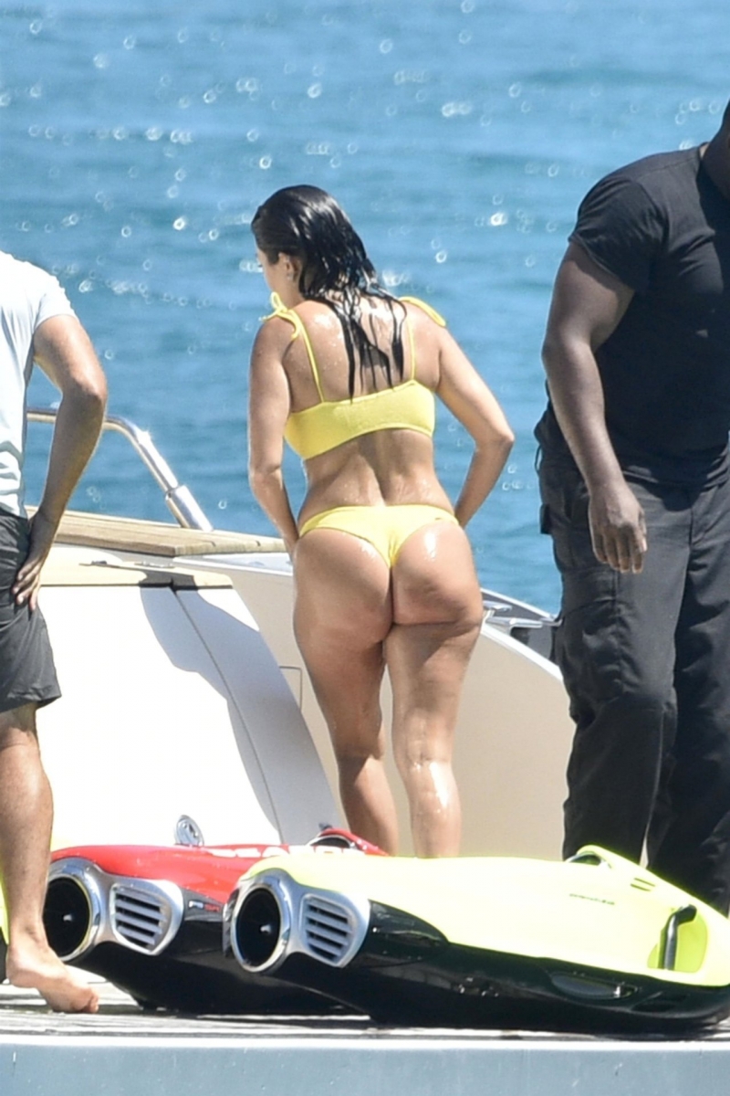 Kourtney Kardashian sarı tanga bikiniyle yatta