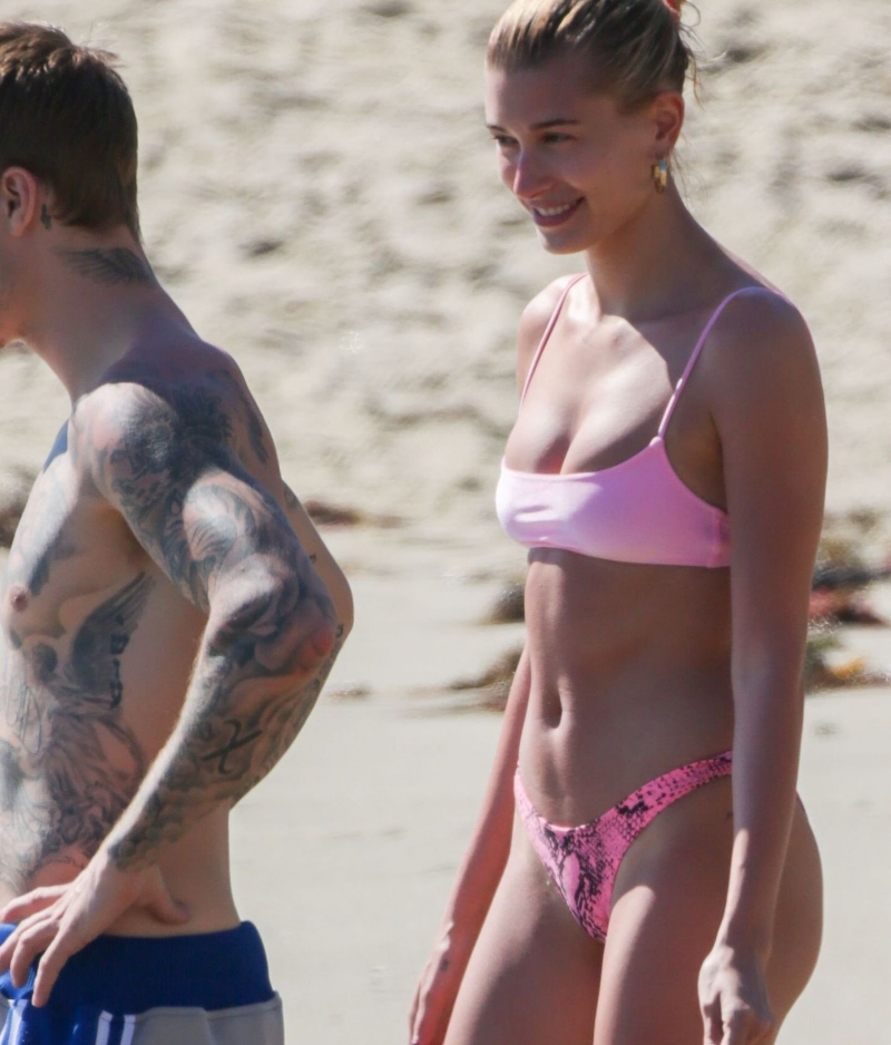 Hailey Baldwin pembe bikini ile plajda