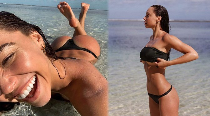 Alexis Ren siyah bikini ile plajda