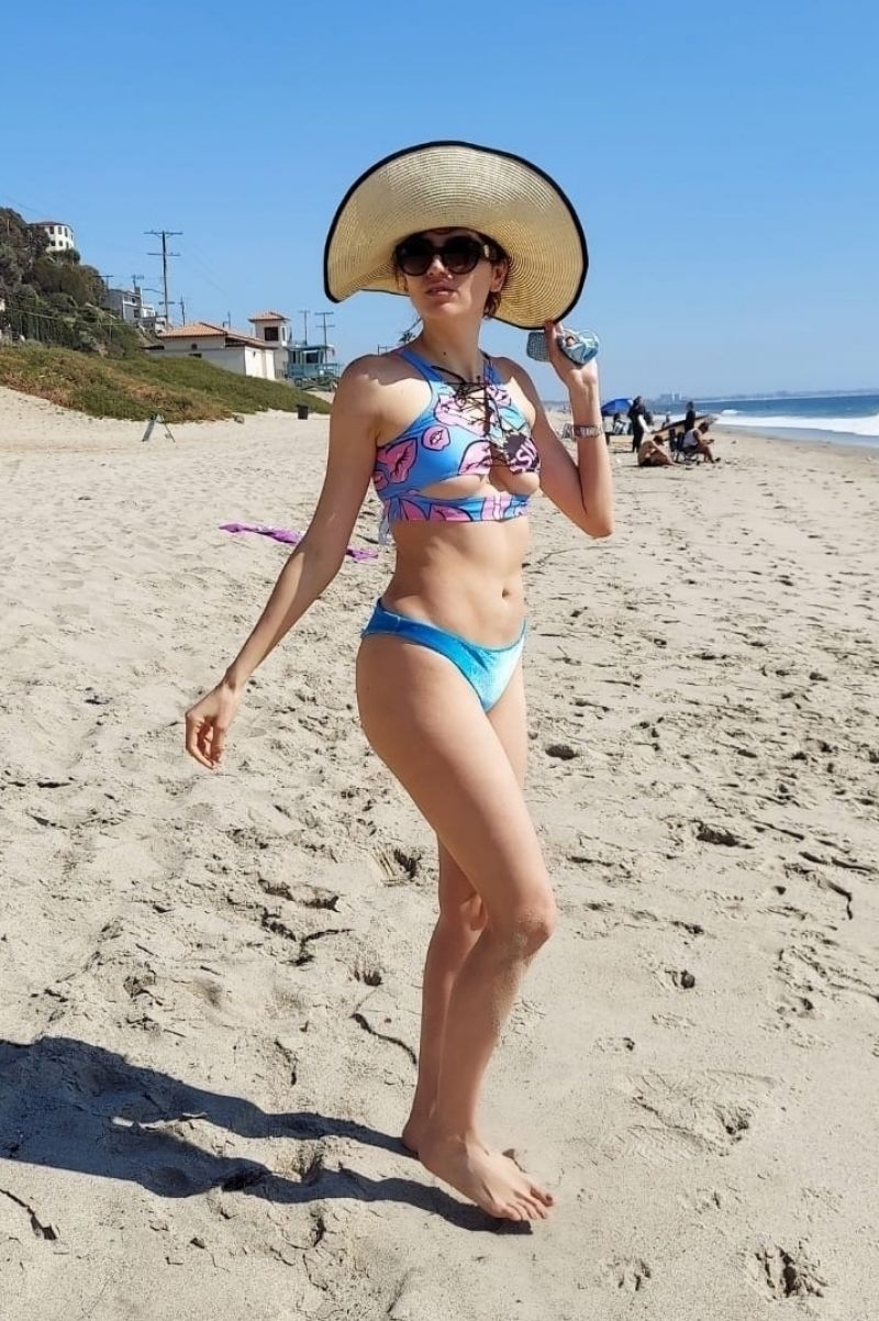 Blanca Blanco mavi bikini ile Miami plajında