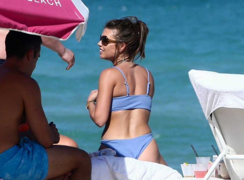 Chanel West Coast bikini ile Miami plajında