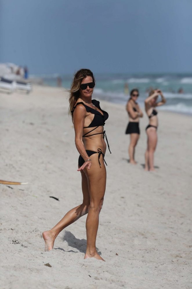 Kelly Bensimon siyah bikiniyle Miami'de