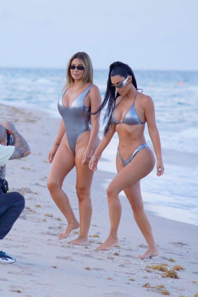 Kim Kardashian ve Larsa Pippen gri parlak bikini ve mayo ile