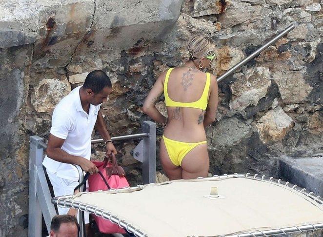 Rita Ora sarı bikiniyle