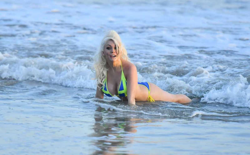 Courtney Stodden bikini ile Malibu plajında