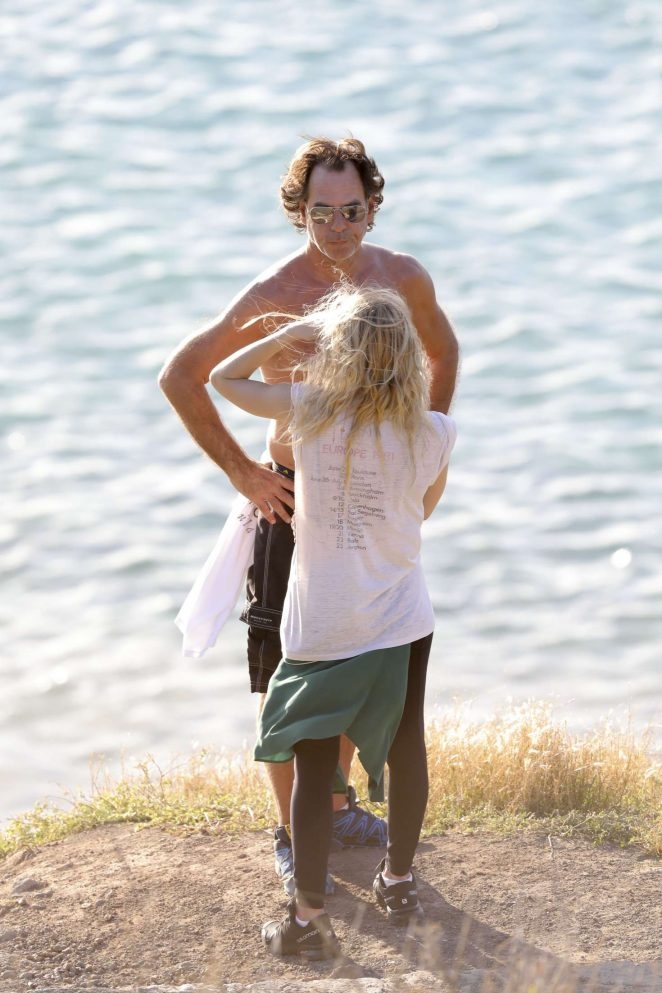 Ashley Olsen sevgilisiyle plajda