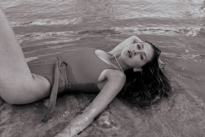 Charlize Wright mayo ve bikini ile fotoğraf çekimlerinde