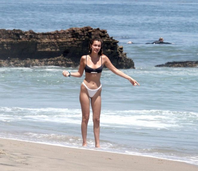Bella Hadid beyaz tanga ile plajda