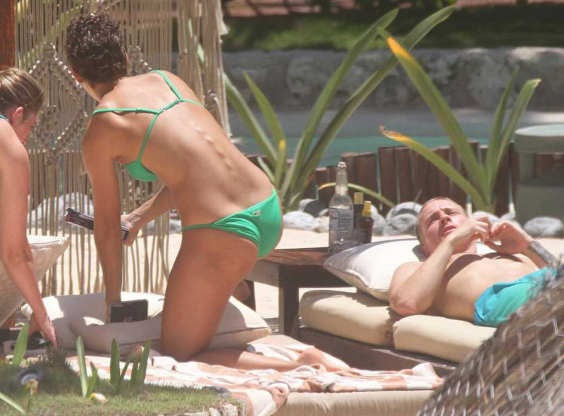 Rachel Cook yeşil bikiniyle Tulum'da