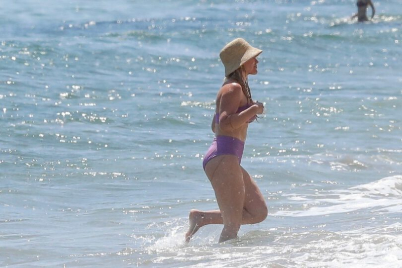 Hilary Duff bikiniyle Malibu plajında