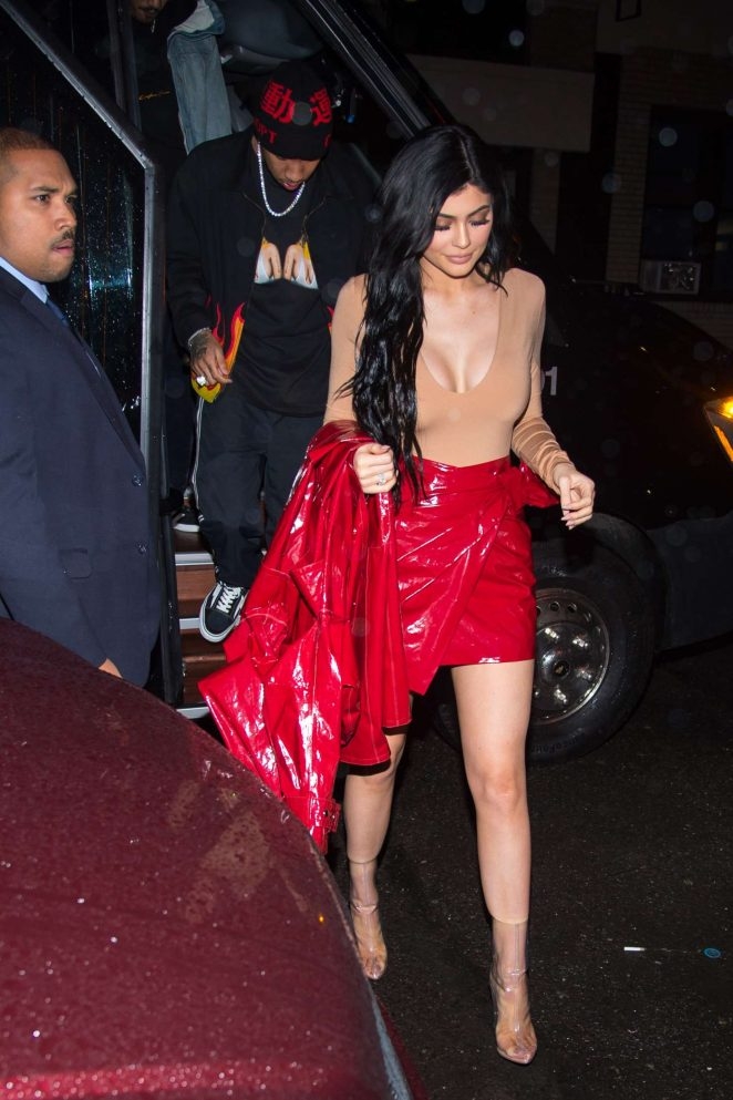 Kylie Jenner kırmızı mini etek ile