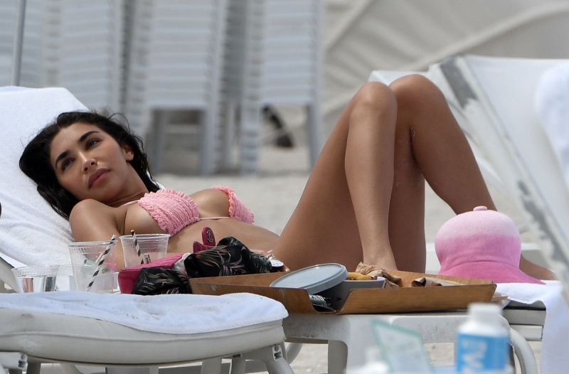 Chantel Jeffries pembe bikini ile Miami plajında