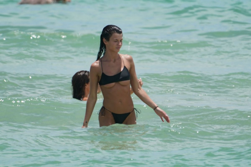 Destiny Sierra siyah bikini ile Miami plajında
