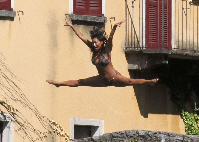 Nicole Scherzinger bikiniyle İtalya'da