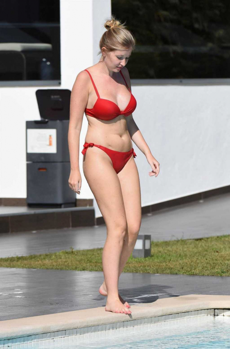 Amy Hart kırmızı bikini ile Portekiz'de