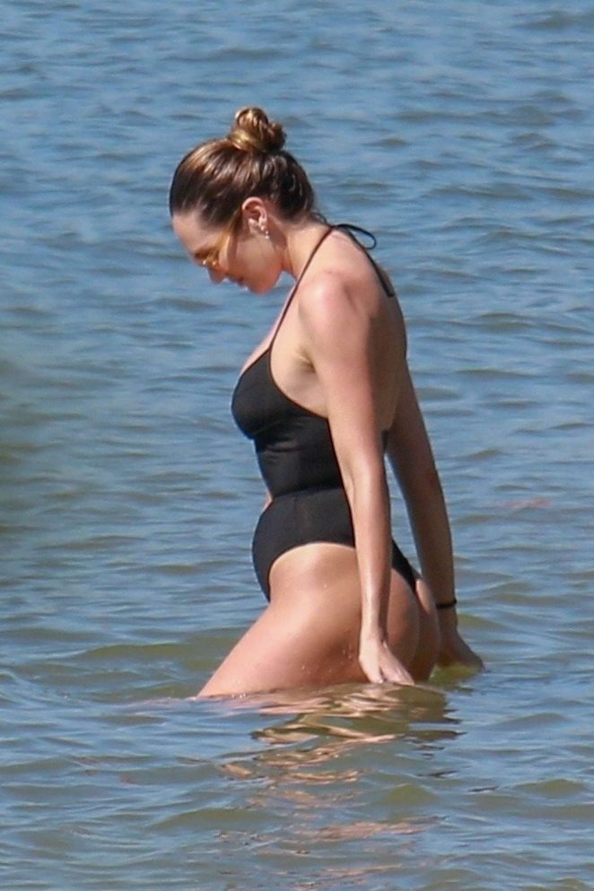Candice Swanepoel siyah mayo ile Victoria plajında