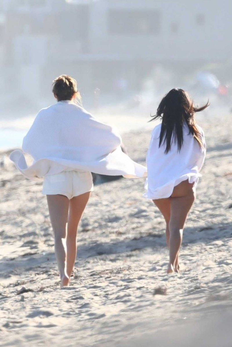 Kourtney Kardashian Malibu plajında