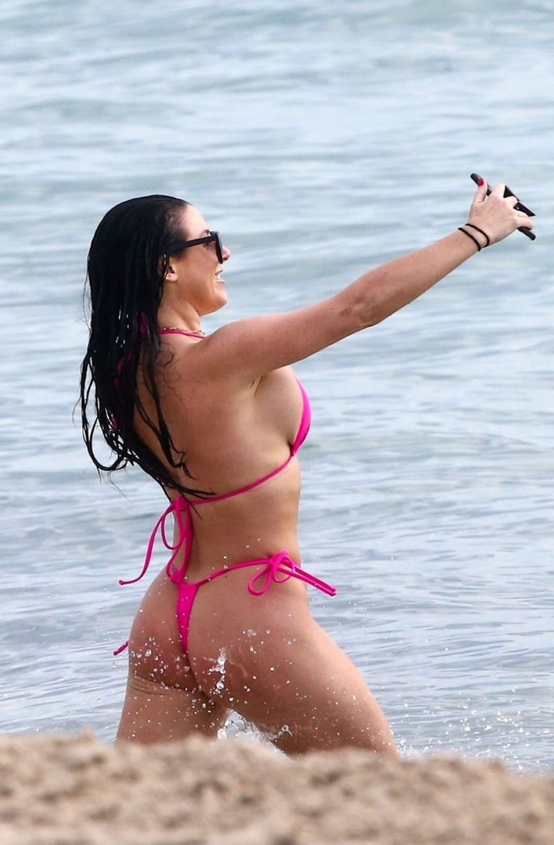 Angela White pembe bikiniyle Miami plajında