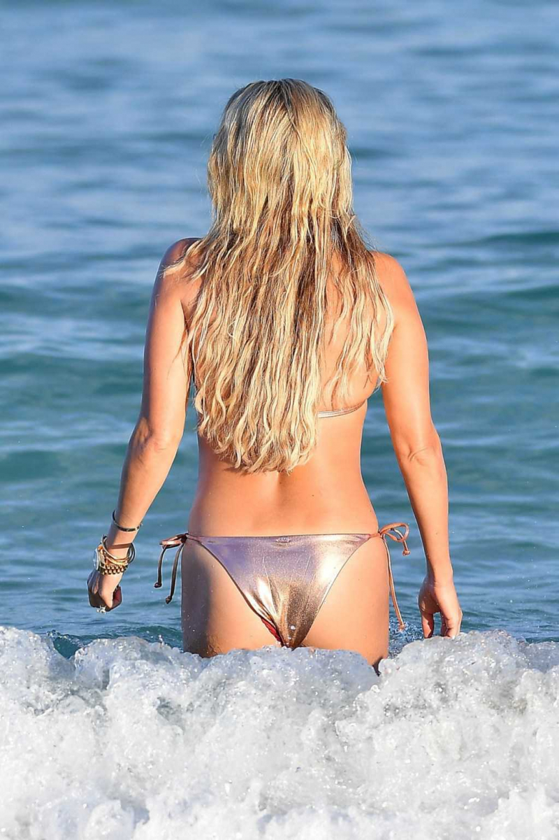 Sylvie Meis parlak bikiniyle Miami plajında