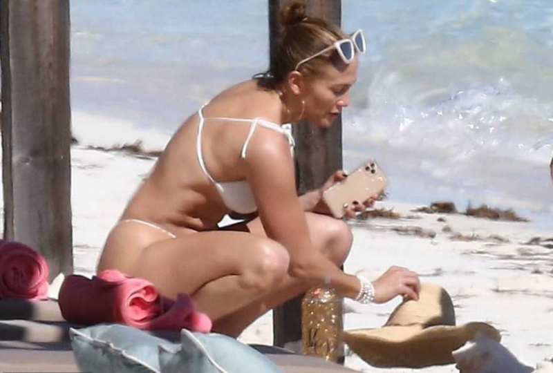 Jennifer Lopez beyaz bikini ile Turks and Caicos Adaları'nda 20/01/2021