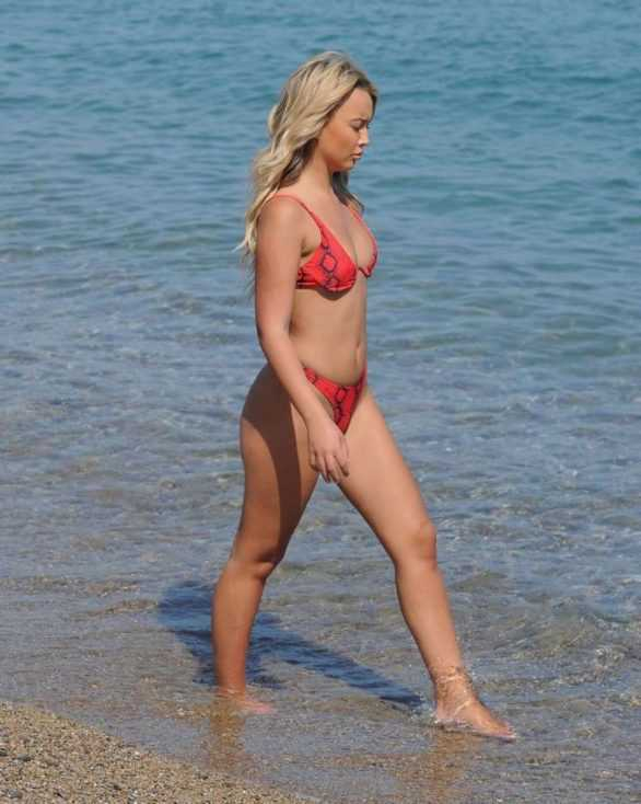 Harley Brash kırmızı bikiniyle Lazarote'de