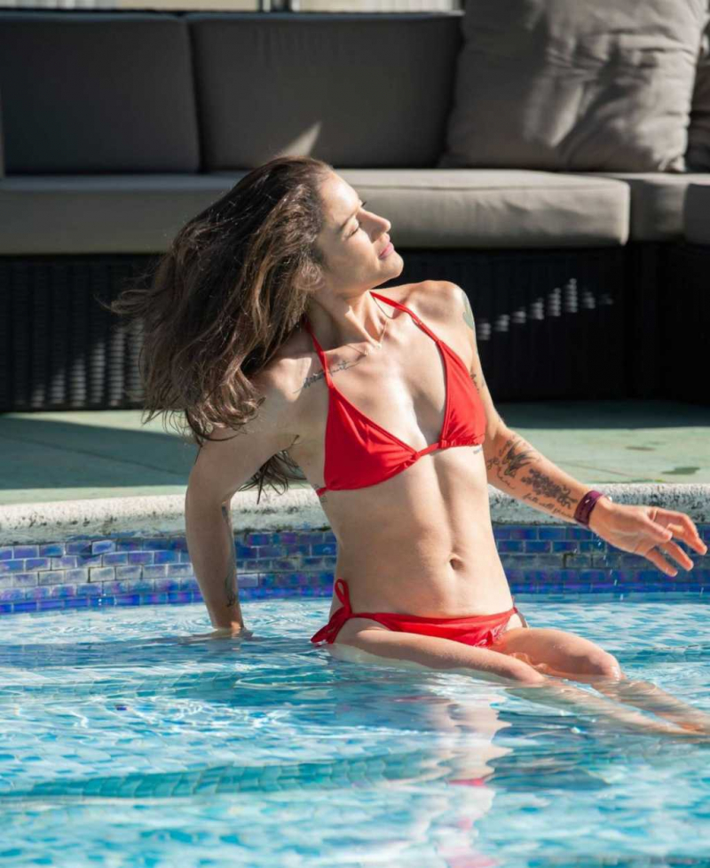 Katie Waissel kırmızı bikini ile havuzda