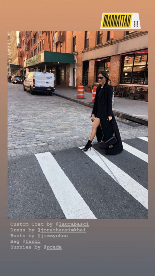 Olivia Munn siyah mini elbiseyle sokakta