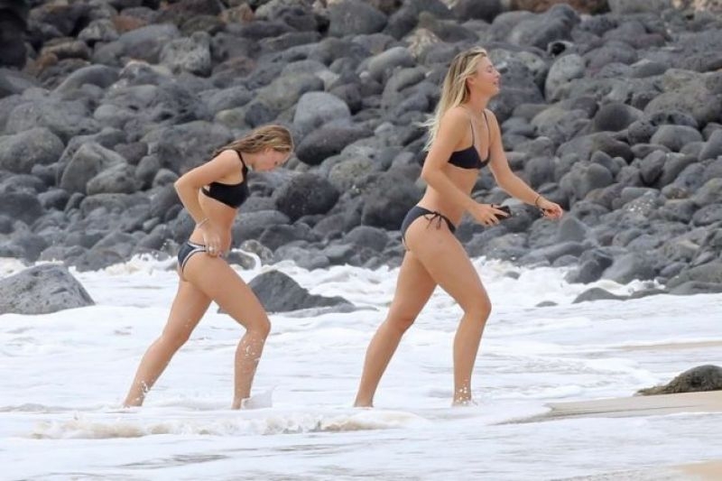 Maria Sharapova siyah bikini ile denizde