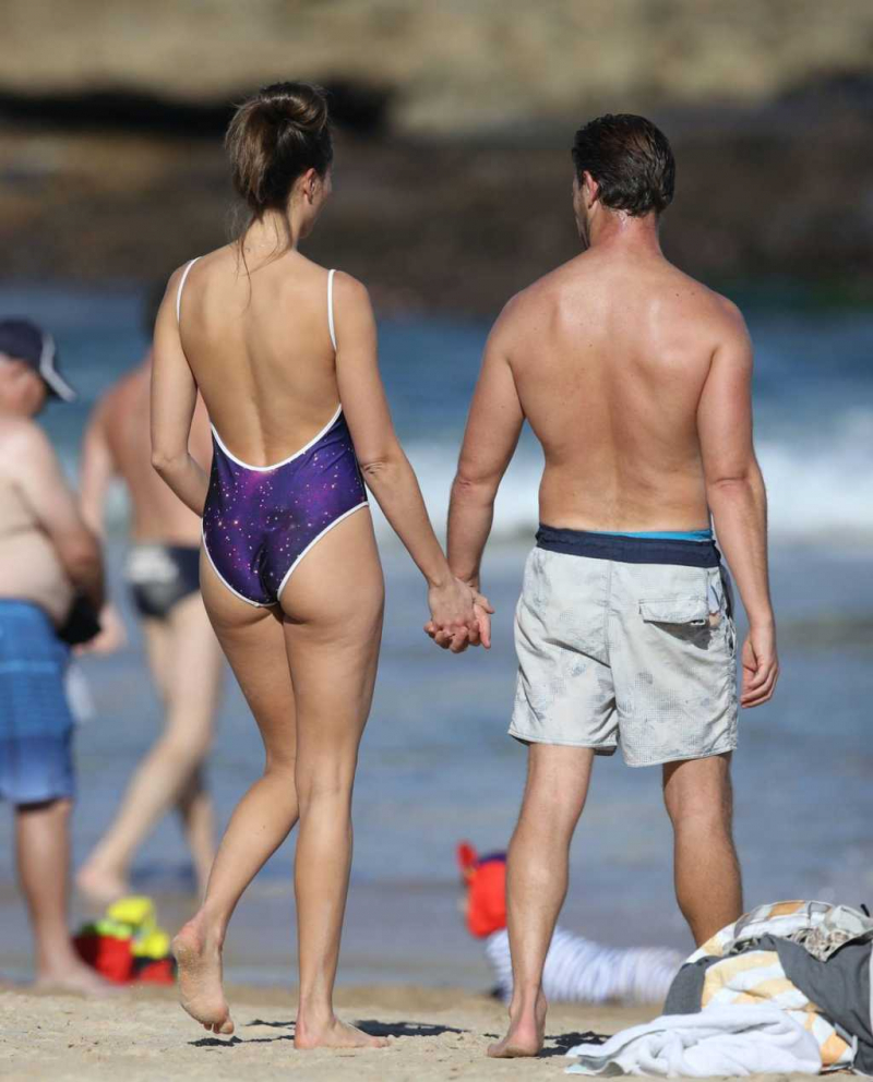 Rachael Finch mayoyla Bondi plajında