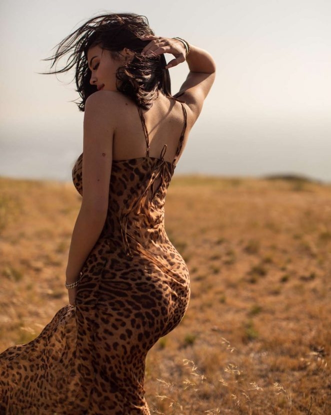 Kylie Jenner leopar desenli elbise ile