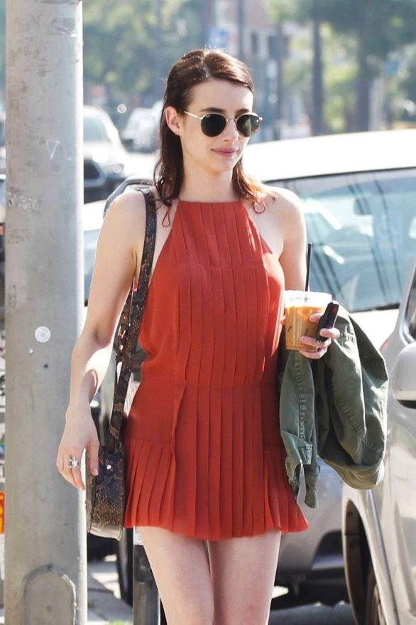 Emma Roberts kırmızı mini elbise ile  Los Feliz'de