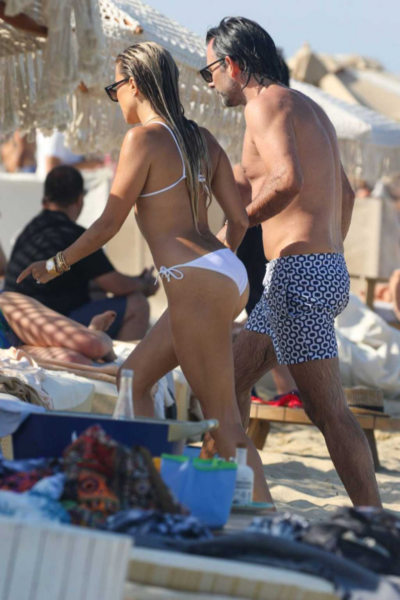 Sylvie Meis beyaz bikini ile Saint Tropez plajında