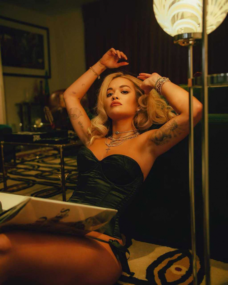 Rita Ora siyah iç çamaşırı ile fotoğraf çekimlerinde