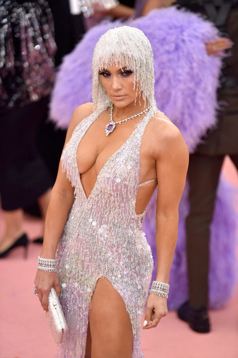 Jennifer Lopez göğüs dekolteli elbise ile