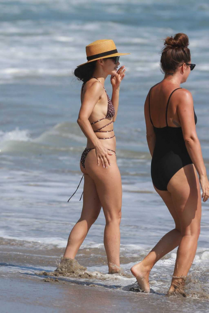 Cara Santana bikini ile Malibu plajında