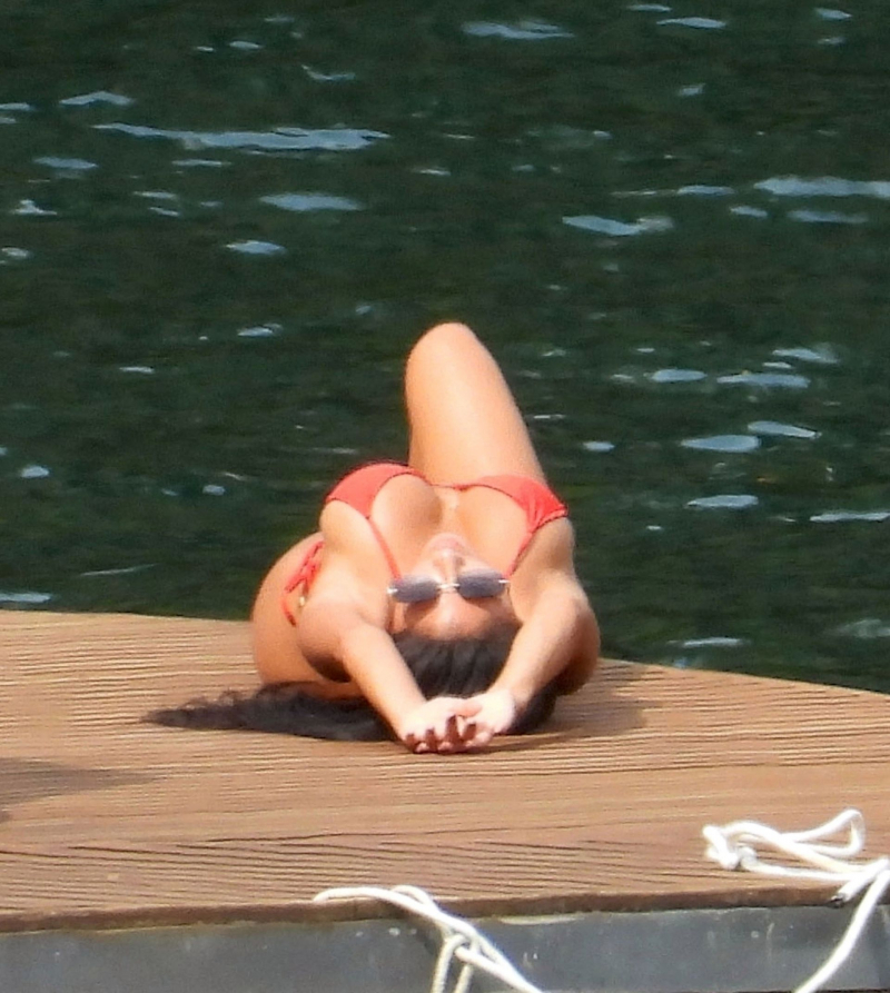 Nicole Scherzinger kırmızı bikini ile İtalya'da