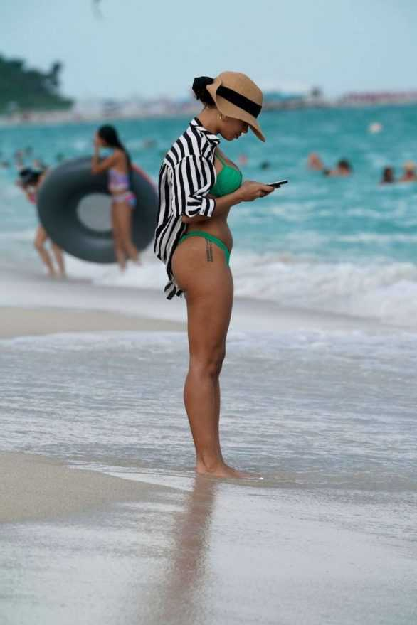 Jordan Ozuna yeşil bikini ile Miami'de