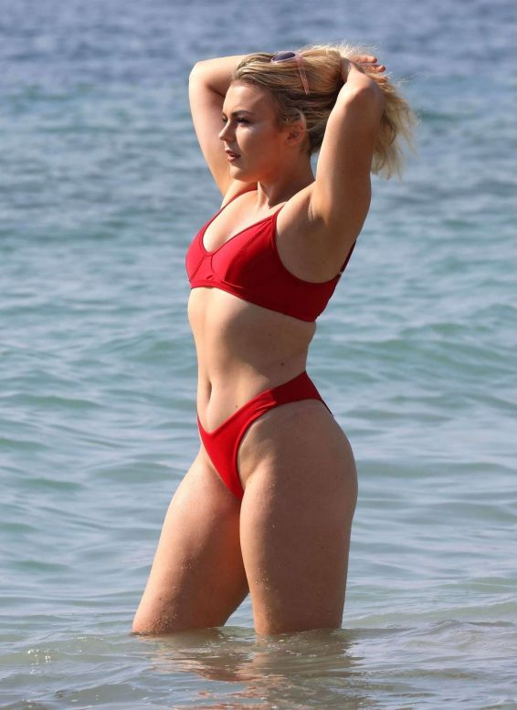 Tallia Storm kırmızı bikini ile Ibiza'da