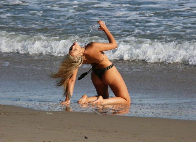 Brennah Black bikiniyle plajda
