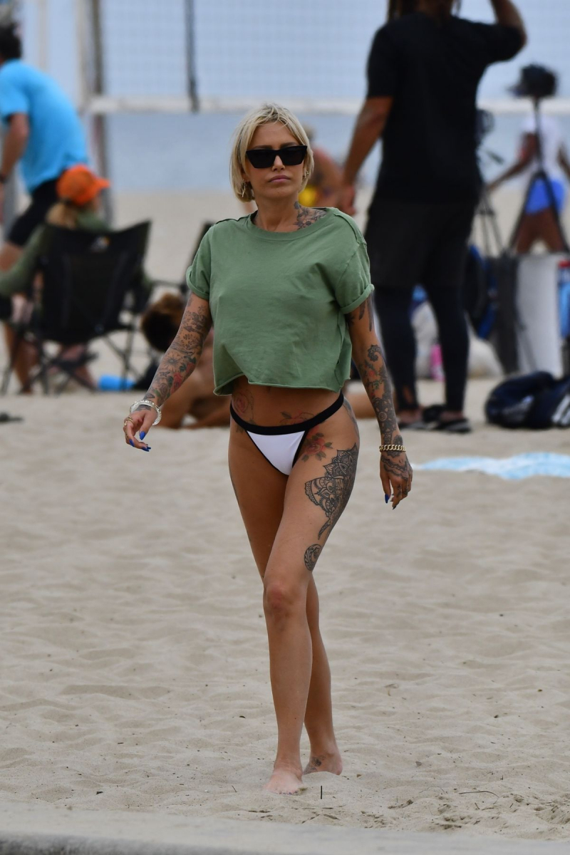 Tina Louise tanga bikini ile Santa Monica'da