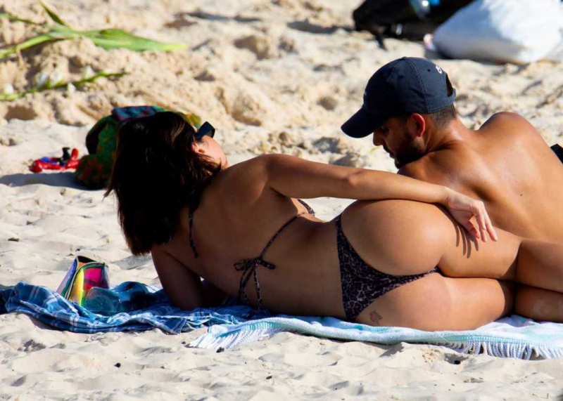 Martha Kalifatidis erkek arkadaşıyla Bondi plajında