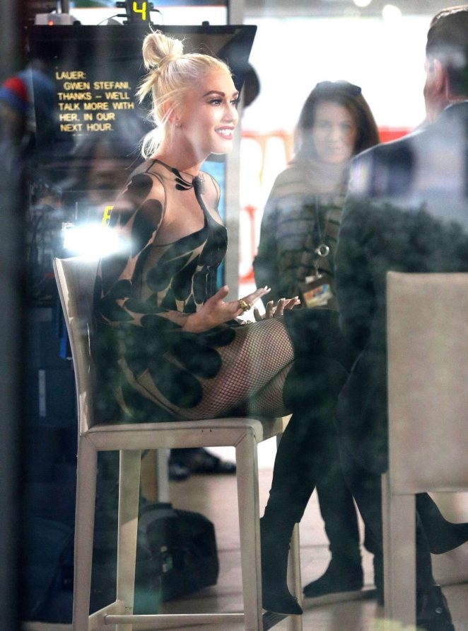 Gwen Stefani mini elbiseyle