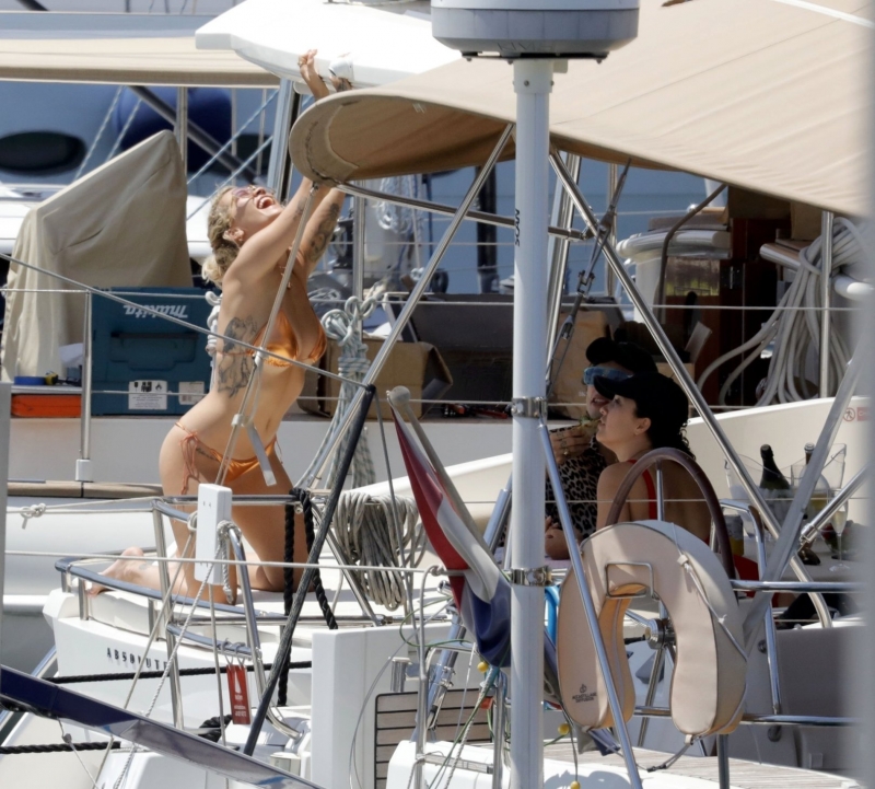 Rita Ora turuncu parlak bikiniyle plajda