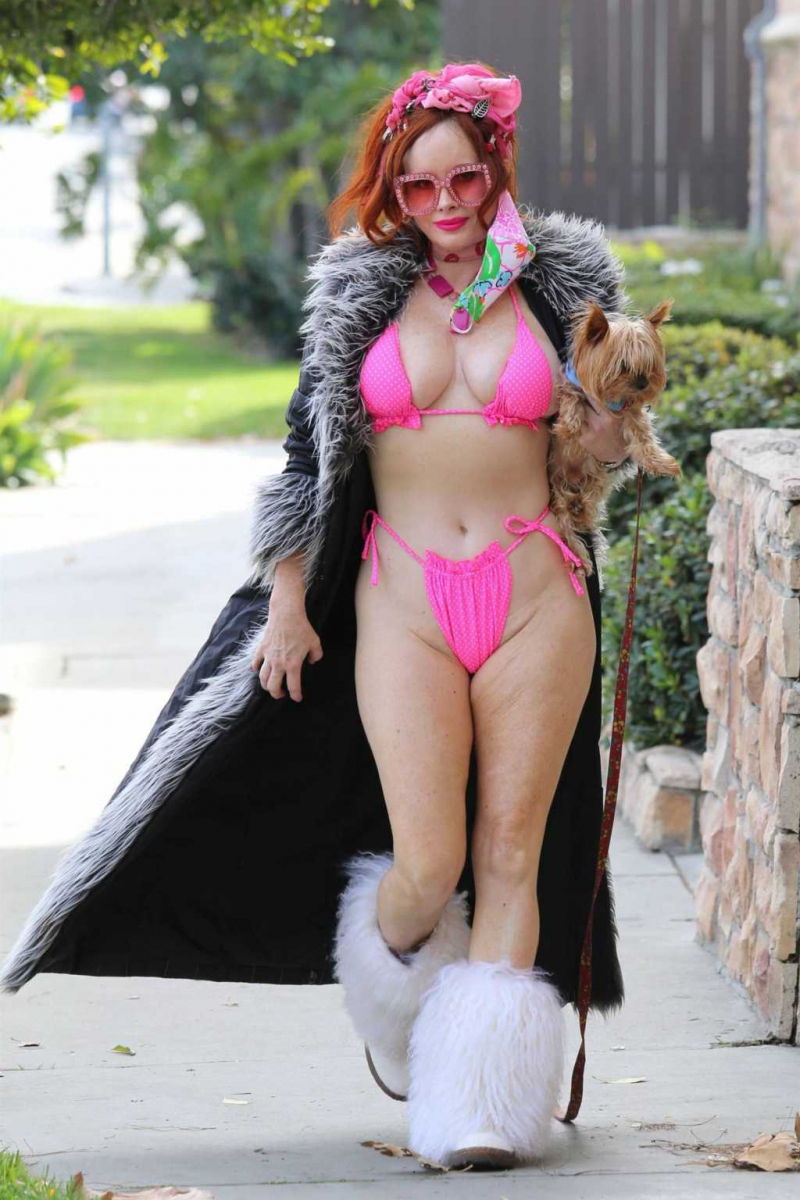 Phoebe Price pembe bikini ile Los Angeles sokaklarında