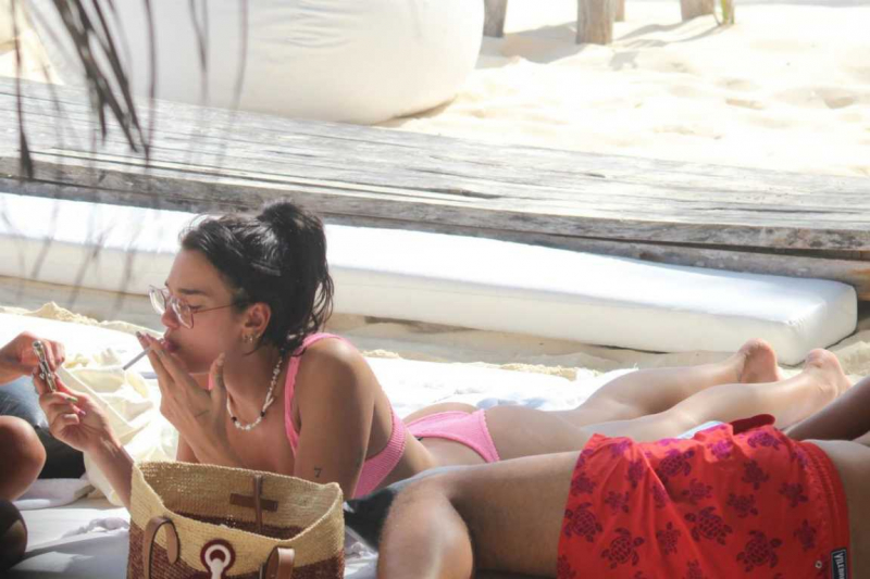 Dua Lipa pembe bikini ile Tulum'da