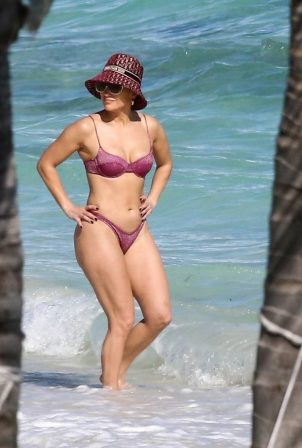 Jennifer Lopez bikini ile Turks and Caicos Adaları'nda