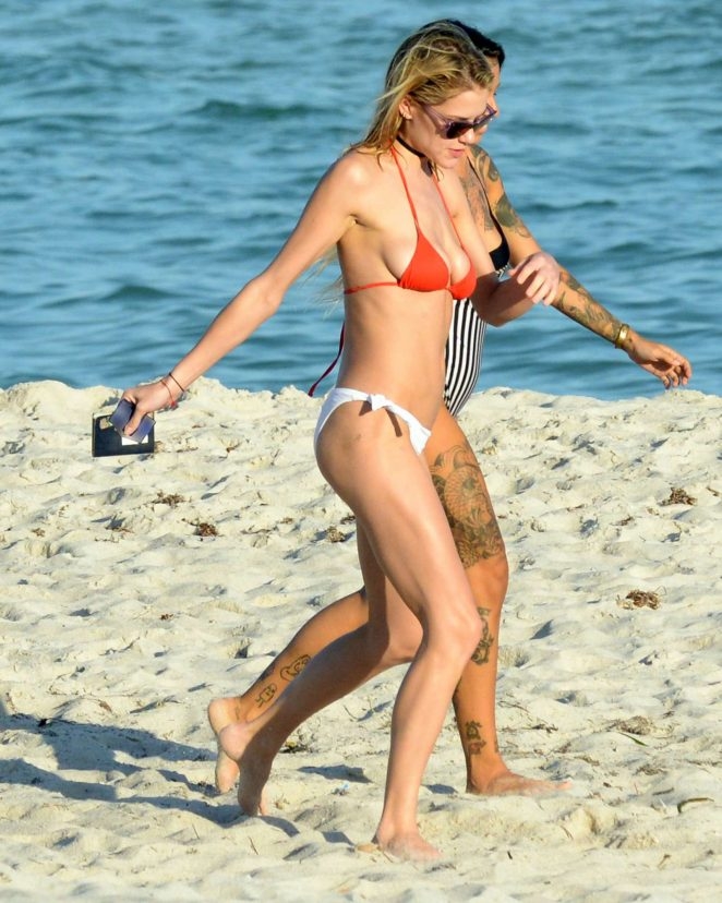 Ashley Smith bikini ile Miami plajında 