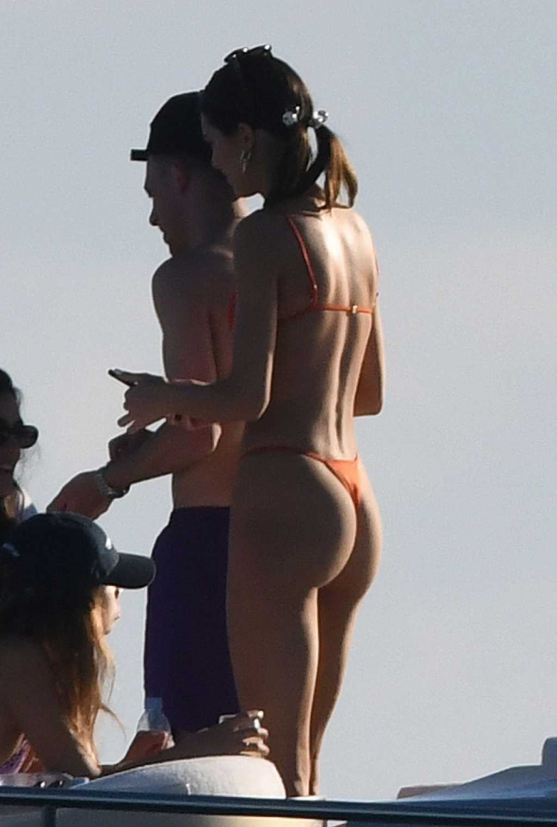 Kendall Jenner kırmızı tanga bikiniyle yatta