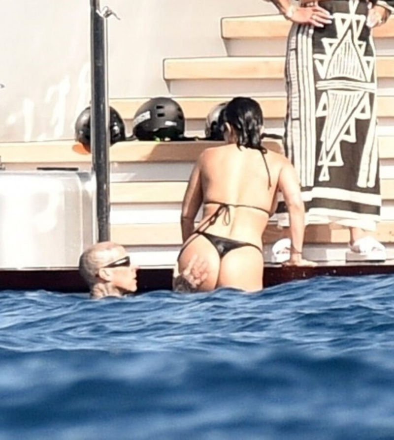 Kourtney Kardashian bikiniyle Portofino'da