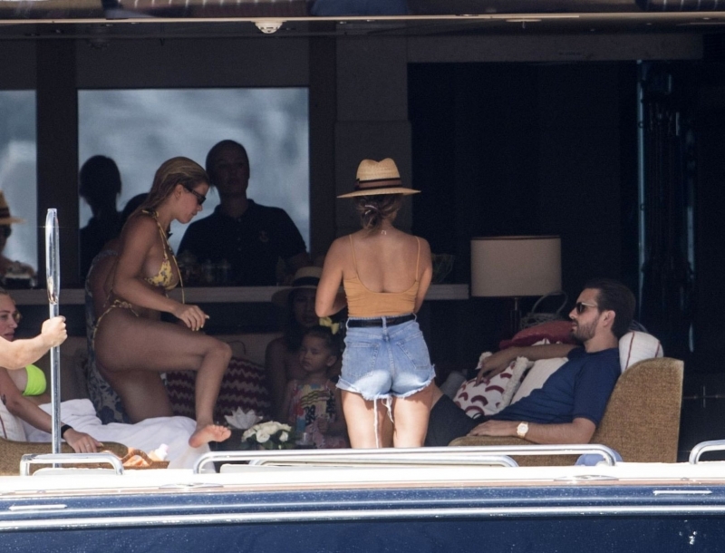 Sofia Richie tanga bikini ile Capri'de yatta